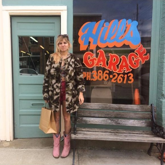 Meet your Posher, Hillary - Picture 4 of 8